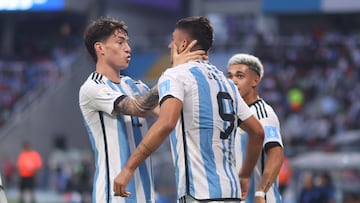 AMDEP1635. SANTIAGO DEL ESTERO (ARGENTINA), 23/05/2023.- Alejo Veliz (d) de Argentina celebra su gol hoy, en un partido del grupo A de la Copa Mundial de Fútbol sub-20 entre Argentina y Guatemala en el estadio Único de Ciudades en Santiago del Estero (Argentina). EFE/ Juan Ignacio Roncoroni
