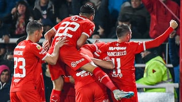 Con un penal polémico, Independiente gana ante Vélez un partido clave