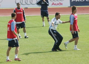 Luxemburgo da indicaciones a un joven Ramos durante un entrenamiento del Real Madrid.