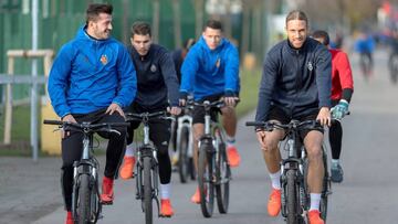 Los jugadores del Basilea llegan en bicicleta al entrenamiento.