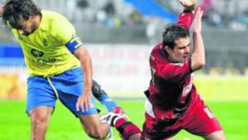 <b>LUCHA. </b>El rayista Coke cae tras una entrada de los canarios.