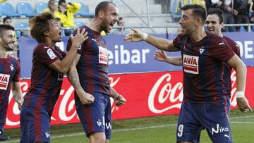 GRA096. EIBAR (GIPÚZCOA), 30/10/2016.- El defensa del Eibar Iván Ramis (c) celebra con sus compañeros el gol marcado al Villarreal durante el partido de la décima joranda de liga de Primera División, disputado esta mañana en el estadio de Ipurúa. EFE/Javier Etxezarreta