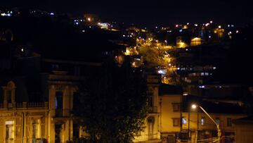 Valparaiso, 28 de marzo de 2020.  Se celebra la Hora del Planeta, apagando por una hora las luces y aparatos electronicos no esenciales del hogar.  Esta es una iniciativa del Fondo Mundial para la Naturaleza (WWF por sus siglas en ingles) que promueve a personas, empresas y gobiernos para que asuman compromisos cotidianos que sean mas responsables con el uso de los recursos naturales y la energia.  Raul Zamora/Aton Chile