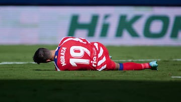 CADIZ, SPAIN - OCTOBER 29: Alvaro Morata of Atletico de Madrid gets injured during the spanish league, La Liga Santander, football match played between Cadiz CF and Atletico de Madrid at Nuevo Mirandilla stadium October 29, 2022, in Cadiz, Spain. (Photo By Joaquin Corchero/Europa Press via Getty Images)