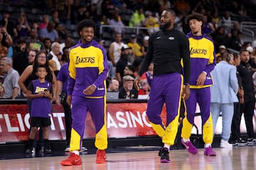 Padre e hijo se divierten durante el calentamiento previo al partido de pretemporada de la NBA entre Golden State Warriors y Los Angeles Lakers.