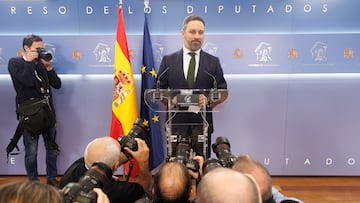 El líder de VOX, Santiago Abascal (c), comparece tras registrar el texto de la segunda moción de censura dirigida contra el actual presidente de Gobierno, Pedro Sánchez, en el Registro del Congreso de los Diputados, a 27 de febrero en Madrid, (España). El economista y exdirigente del Partido Comunista de España (PCE) Ramón Tamames es el candidato a la Presidencia del Gobierno en esta segunda moción de censura que presenta Vox, y la sexta de toda la democracia. El líder de Vox anunció hace ya dos meses y medio que presentarían una nueva moción de censura contra Sánchez ante la "urgencia" de desalojar al Gobierno de PSOE y Unidas Podemos de la Moncloa. Sin embargo, dijo que no quería liderarla él mismo como en 2020 y eligieron a Tamames. Los plazos que establece el reglamento de la Cámara Baja fijan el 13 de marzo como el primer día en el que la presidenta del Congreso Meritxell Batet podría agendar el inicio del debate parlamentario.
27 FEBRERO 2023;VOX;MOCION DE CENSURA;POLITICA;TAMAMES;PEDRO SANCHEZ;GOBIERNO;CONGRESO
Eduardo Parra / Europa Press
27/02/2023