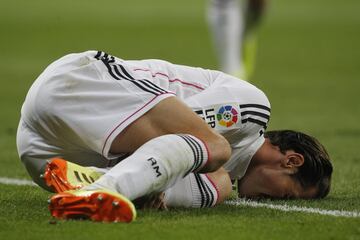 Tras una primera temporada resuelta con dos la conquista de dos títulos (Copa y Champions), Bale empieza a padecer lesiones musculares que le impiden brillar como en su primera campaña de blanco. Aún así, logra marcar 15 goles…