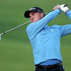 Thomas sigue líder tras el tercer aplazamiento; Rahm es 10º