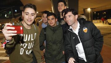 Pase lo que pase en la semi, el Valencia sí ilusiona esta temporada. Los aficionados despidieron a sus héroes en Manises.
