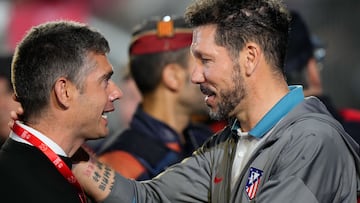 VIC (CATALUÑA), 31/10/2024.- El entrenador del Vic, Ramón Carrascal, saluda al entrenador del Atlético de Madrid, Diego Simeone, este jueves, en un partido de primera ronda de la Copa del Rey, entre el Vic y el Atlético de Madrid, en el estadio Hipòlit Planàs de Vic (Cataluña).EFE/ Siu Wu