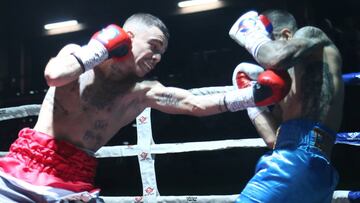 Jon Fernández golpea a Miguel Arévalo en su combate.