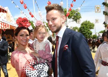 Los futbolistas se divierten en la Feria de Sevilla