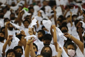 La afición respondió a la campaña de ambos equipos y asistió vestida de blanco al Clásico Nacional