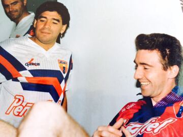 Así es, Maradona también llegó a ponerse la camiseta del Atlante, en dicha ocasión posó junto Chucho Ramírez, campeón Sub-17 con la Selección Mexicana.