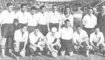 Jugador de Colo Colo en los primeros años del profesionalismo, murió el 19 de junio de 1936 producto de una meningitis fulminante.
