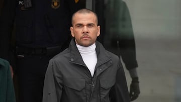 El que fuera el jugador del Barcelona y quien se encuentra en una delicada situación procesal llamó mucho la atención cuando se retocó las orejas, que las pegó más a la cabeza.