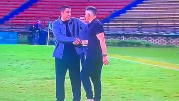 Efraín Juárez y Pablo Peirano discuten al final de Nacional - Santa Fe.