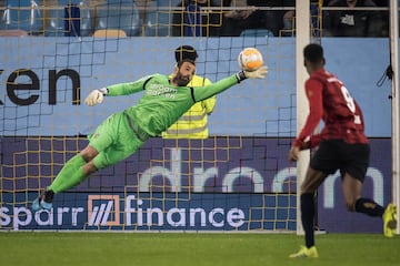 Portuguese goalkeeper signed for Chelsea in 2016 as back-up to Courtois. Spent this season with Vitesse in the Eredivisie.