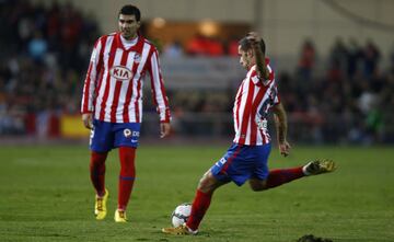 El jugador del Atl¨¦tico de Madrid Simao marca de falta el 2-0 al Barcelona.