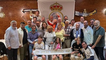 Antonio García Navajas posa con miembros de la peña recientemente creada en honor a su paso por el Real Madrid.