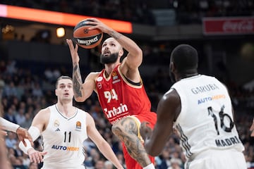 Evan Fournier (Olympiacos) rompe la defensa del Madrid.