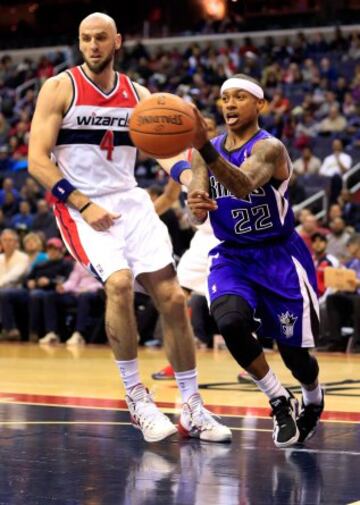 Isaiah Thomas (Sacramento Kings) ante Marcin Gortat (Washington Wizards).