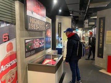 Un aficionado del Arsenal pasea por el Museo del Emirates Stadium.