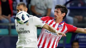 Benzema disputa un balón con Savic en la Supercopa de Europa.