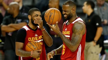 LeBron James y Kyrie Irving bromean en un entrenamiento antes de la final.