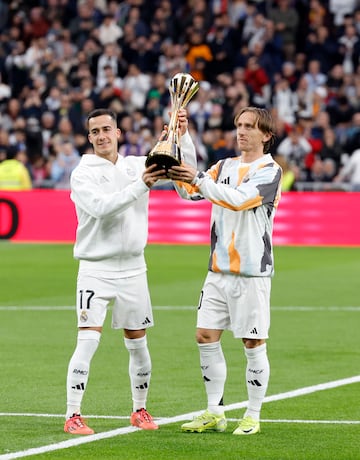 Lucas Vázquez y Luka Modric ofrecen a la afición la Copa Intercontinental. 
