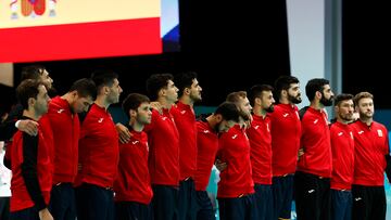 Los Hispanos, escuchando el himno español en uno de los partidos de los Juegos.