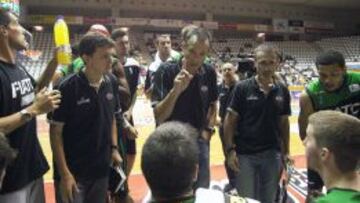 Salva Maldonado, del FIATC Joventut, da instrucciones a sus jugadores.