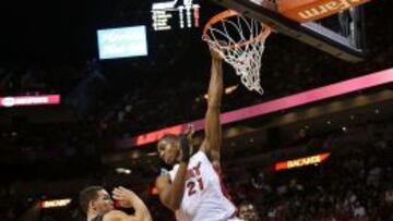 Hassan Whiteside machaca ante Aaron Gordon.