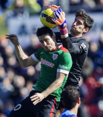 El portero del Levante, Mariño, evita que Aduriz, del Athletic de Bilbao, remate de cabeza durante el partido de la vigésimo primera jornada de la Liga BBVA que el Levante y el Athletic de Bilbao disputaron hoy en el estadio Ciudad de Valencia.