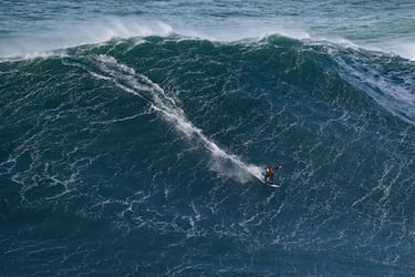 Un surfista monta una ola durante una sesión de surf de grandes olas el 3 de diciembre de 2025 en Nazare, Portugal.