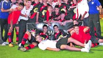 <b>HISTÓRICO. </b>La plantilla y el cuerpo técnico del cadete B del Rayo celebran el triunfo tras ganar la final.