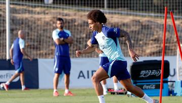 Witsel dirige un balón en la sesión del Atlético esta mañana en Los Ángeles de San Rafael.