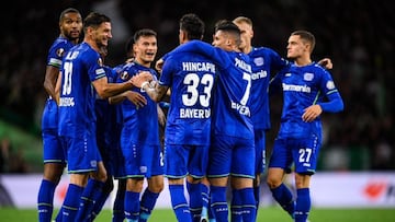 Aránguiz aportó en goleada del Leverkusen en Escocia