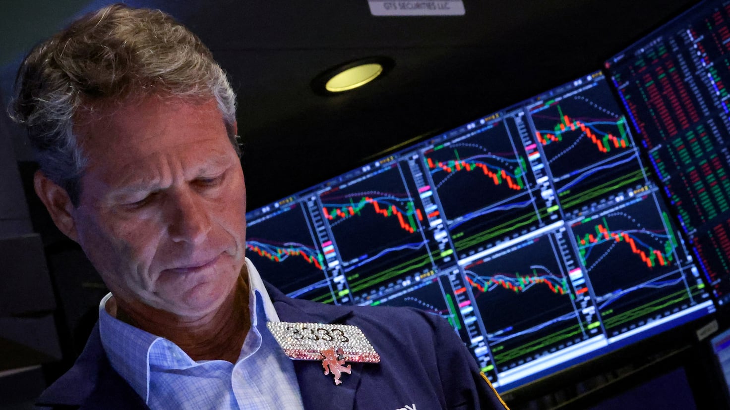 ¿Deberías retirar tus inversiones si la caída del mercado de valores te afecta? Consejos de economistas expertos