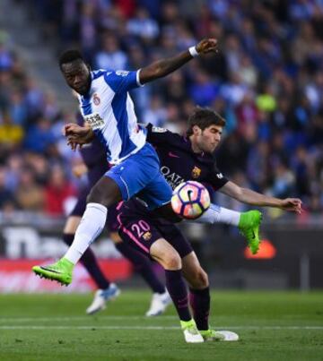 Felipe Caicedo ante Sergi Roberto.