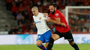 Oriol Romeu, con Muriqi.