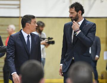 Jorge Garbajosa, presidente de la RFEB y Pedro Sánchez, presidente del Gobierno en funciones. 