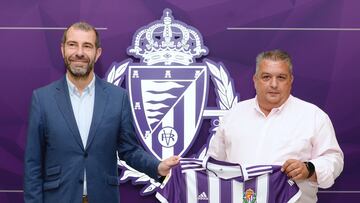 VALLADOLID, 07/06/2022.- El director de Gabinete de Presidencia del Real Valladolid, David Espinar (i), y el presidente del CD Villa de Simancas, Alfonso González (d), posan este martes con la camiseta y el escudo del club tras informar sobre el proyecto del Real Valladolid femenino. EFE/ Nacho Gallego
