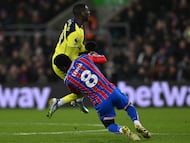 Crystal Palace's Colombian midfielder #08 Jefferson Lerma collides with Tottenham Hotspur's French striker #39 Randal Kolo Muani during the English Premier League football match between Crystal Palace and Tottenham Hotspur at Selhurst Park in south London on December 28, 2025. (Photo by Glyn KIRK / AFP) / RESTRICTED TO EDITORIAL USE. No use with unauthorized audio, video, data, fixture lists, club/league logos or 'live' services. Online in-match use limited to 120 images. An additional 40 images may be used in extra time. No video emulation. Social media in-match use limited to 120 images. An additional 40 images may be used in extra time. No use in betting publications, games or single club/league/player publications. /