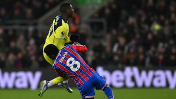 Crystal Palace's Colombian midfielder #08 Jefferson Lerma collides with Tottenham Hotspur's French striker #39 Randal Kolo Muani during the English Premier League football match between Crystal Palace and Tottenham Hotspur at Selhurst Park in south London on December 28, 2025. (Photo by Glyn KIRK / AFP) / RESTRICTED TO EDITORIAL USE. No use with unauthorized audio, video, data, fixture lists, club/league logos or 'live' services. Online in-match use limited to 120 images. An additional 40 images may be used in extra time. No video emulation. Social media in-match use limited to 120 images. An additional 40 images may be used in extra time. No use in betting publications, games or single club/league/player publications. /