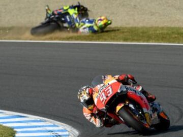 Marc Márquez se lanzó a conseguir su nuevo título de Moto GP, mientras uno de sus rivales más directos por el campeonato, el italiano Valentino Rossi, se caía.