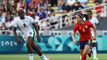 Nigeria's forward #08 Asisat Oshoala fights for the ball with Spain's midfielder #06 Aitana Bonmati in the women's group C football match between Spain and Nigeria during the Paris 2024 Olympic Games at the La Beaujoire Stadium in Nantes on July 28, 2024. (Photo by ROMAIN PERROCHEAU / AFP)