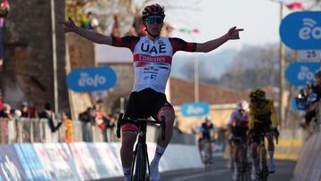 Pogacar celebra su quinto triunfo de la temporada en Tirreno-Adriatico.