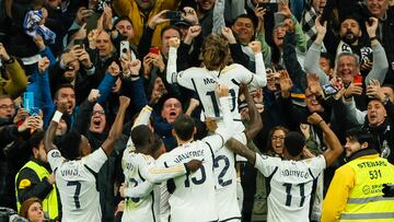 MADRID, 25/02/2024.- El centrocampista del Real Madrid Luka Modric (arriba) celebra tras marcar ante el Sevilla, durante el partido de Liga que Real Madrid y Sevilla FC disputan este domingo en el estadio Santiago Bernabéu. EFE/Ballesteros