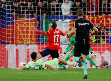 Minuto 70, penalti para Osasuna. Sergi Domínguez derriba a Ante Budimir evitando el remate del croata desde el punto de la pena máxima.